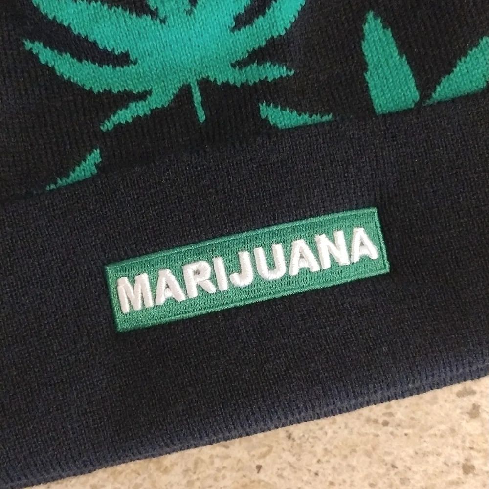 Black‎ Green Leaf Print Grunge Cuffed PomPom Knit Beanie NWOT - Picture 7 of 14